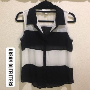 NWOT Olive & Oak Top Size S